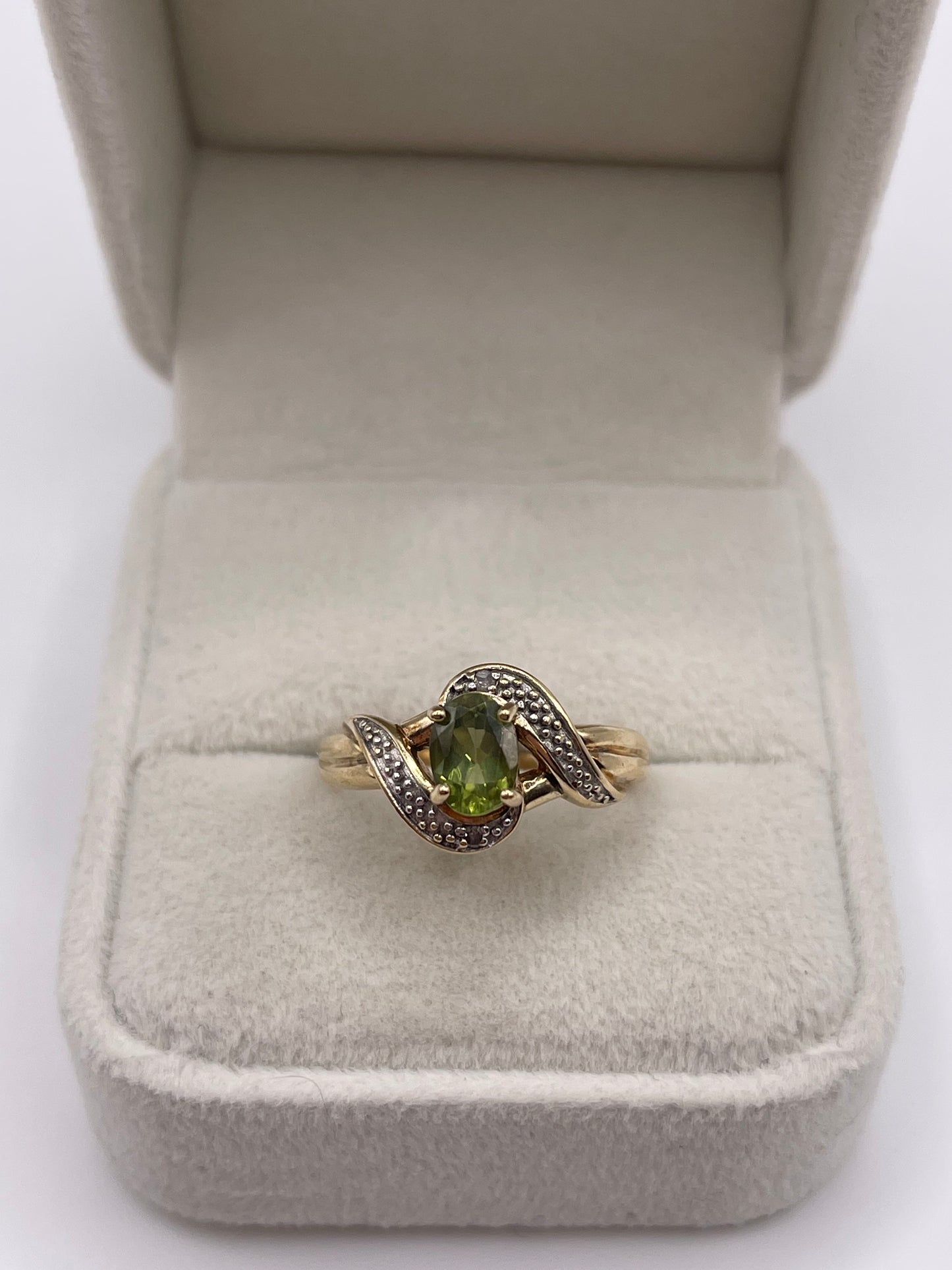 9ct gold peridot and diamond ring