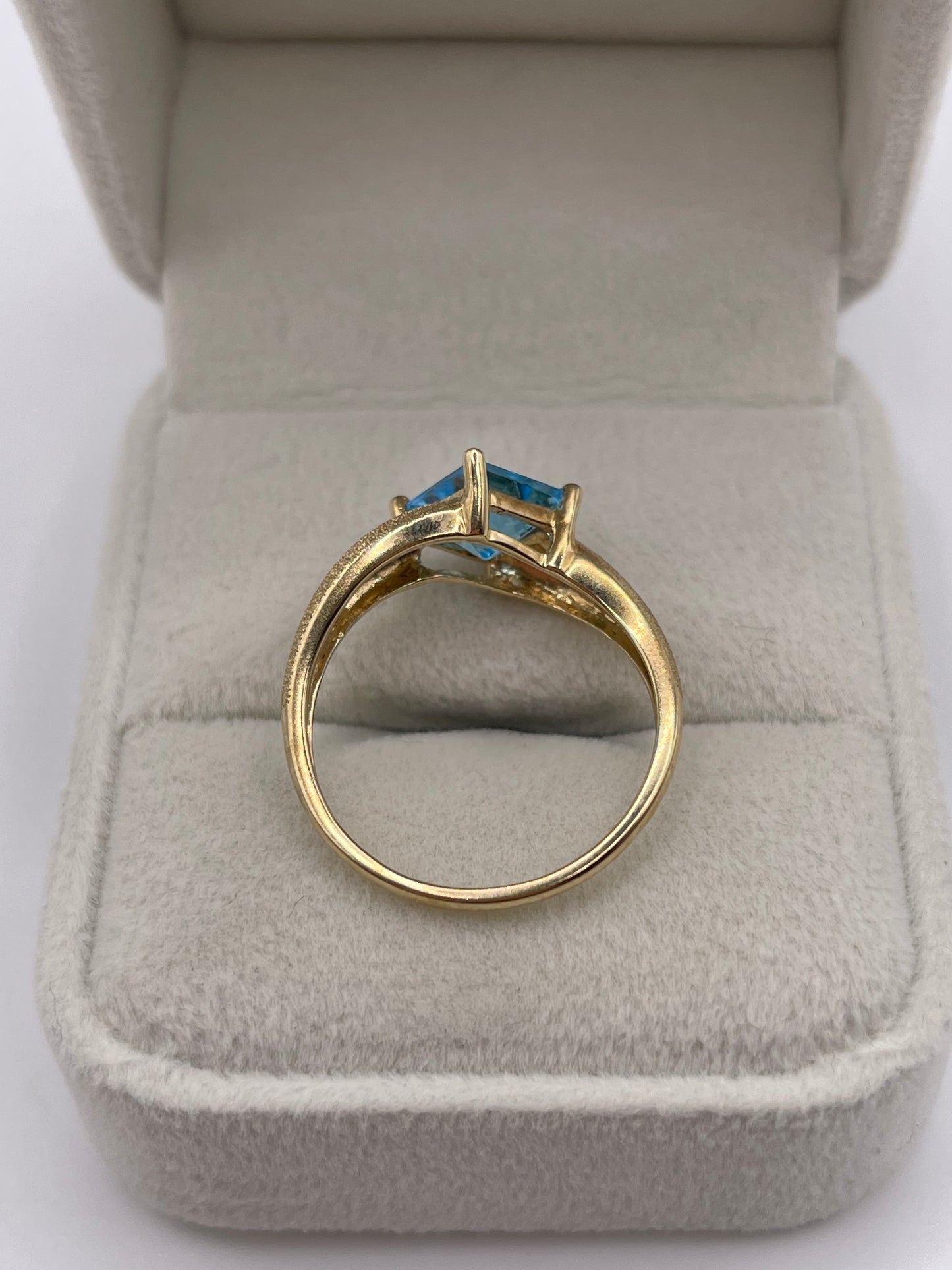9ct gold blue topaz ring