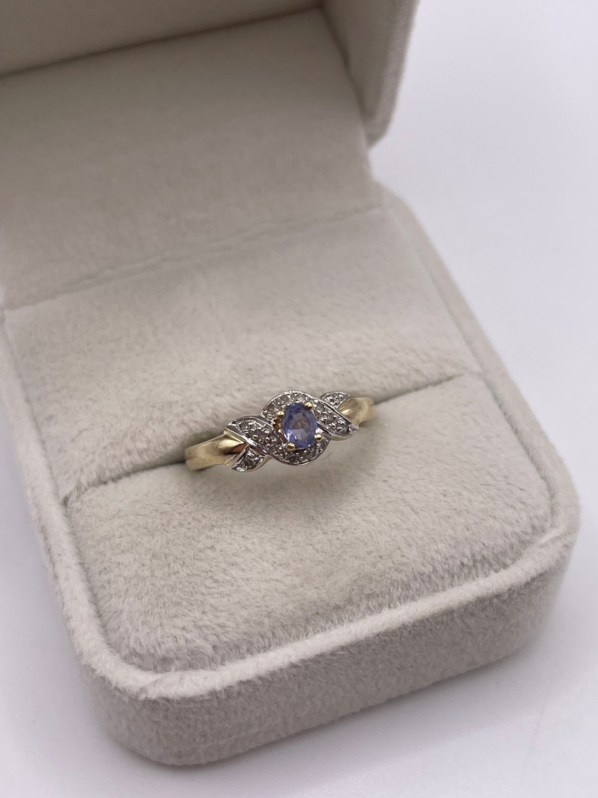 9ct gold tanzanite and diamond ring