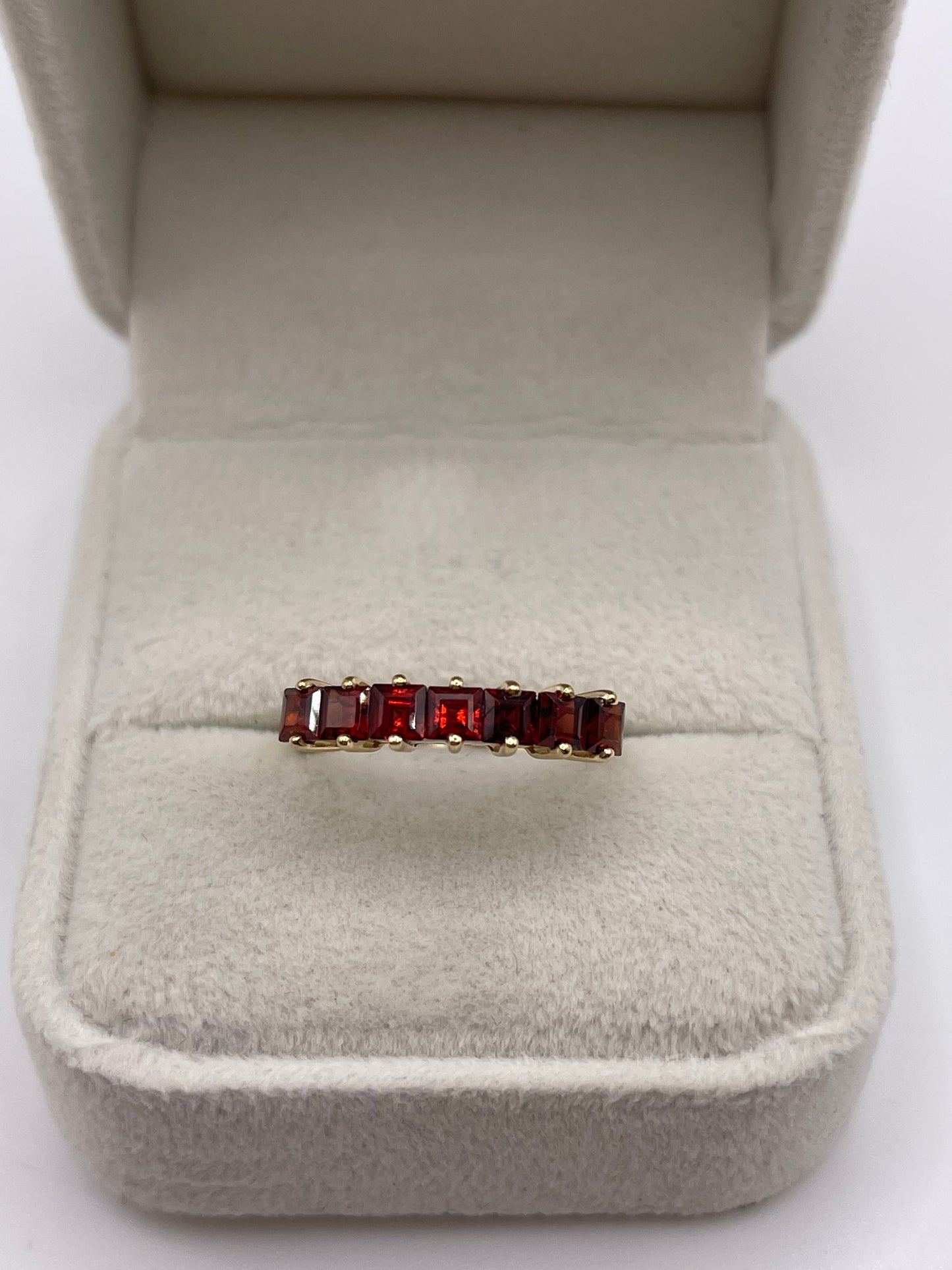 9ct gold garnet ring