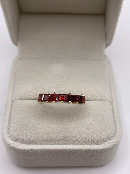 9ct gold garnet ring