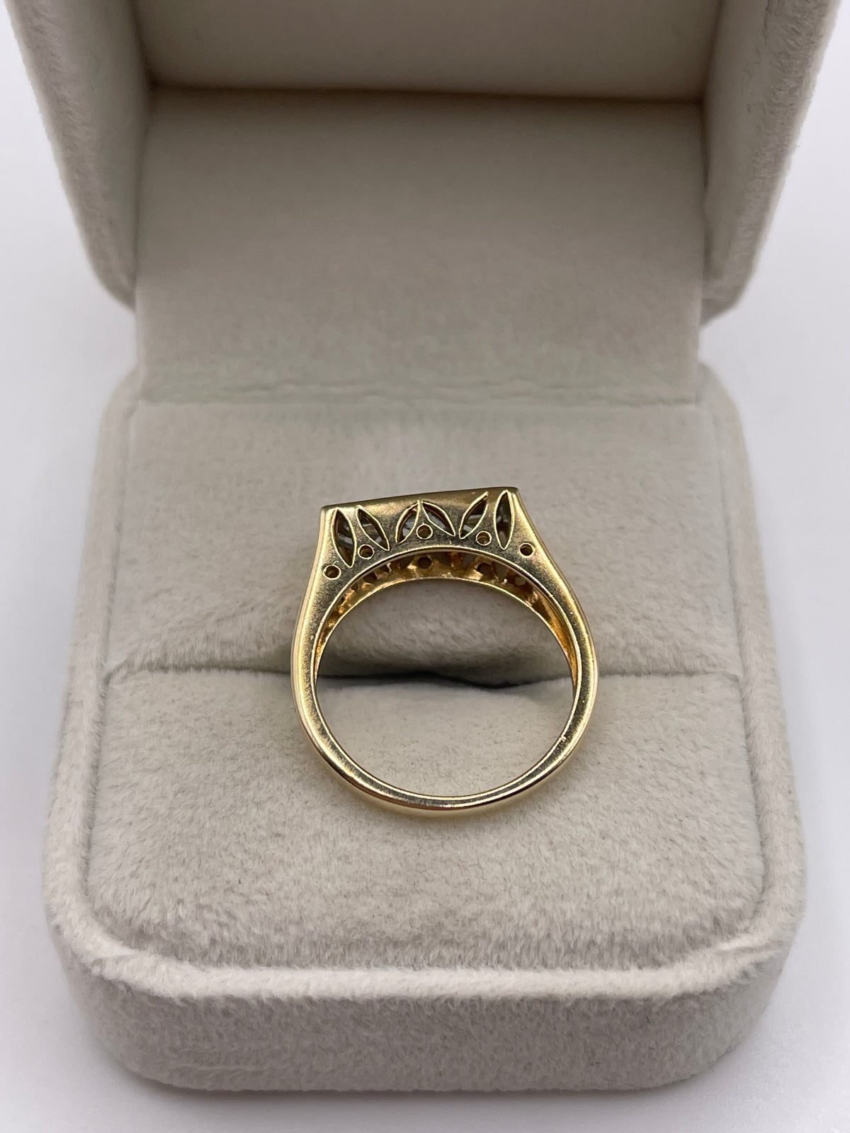 9ct gold aquamarine ring