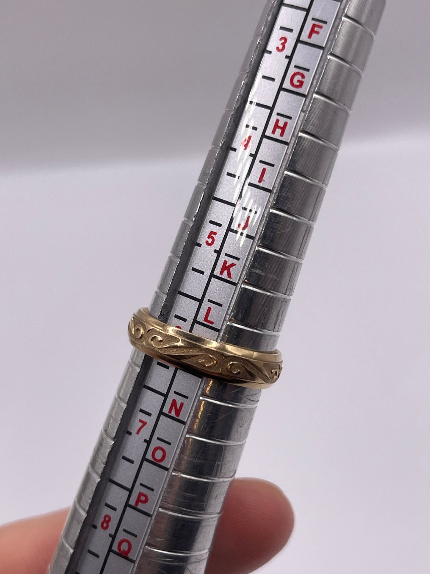 9ct gold patterned band
