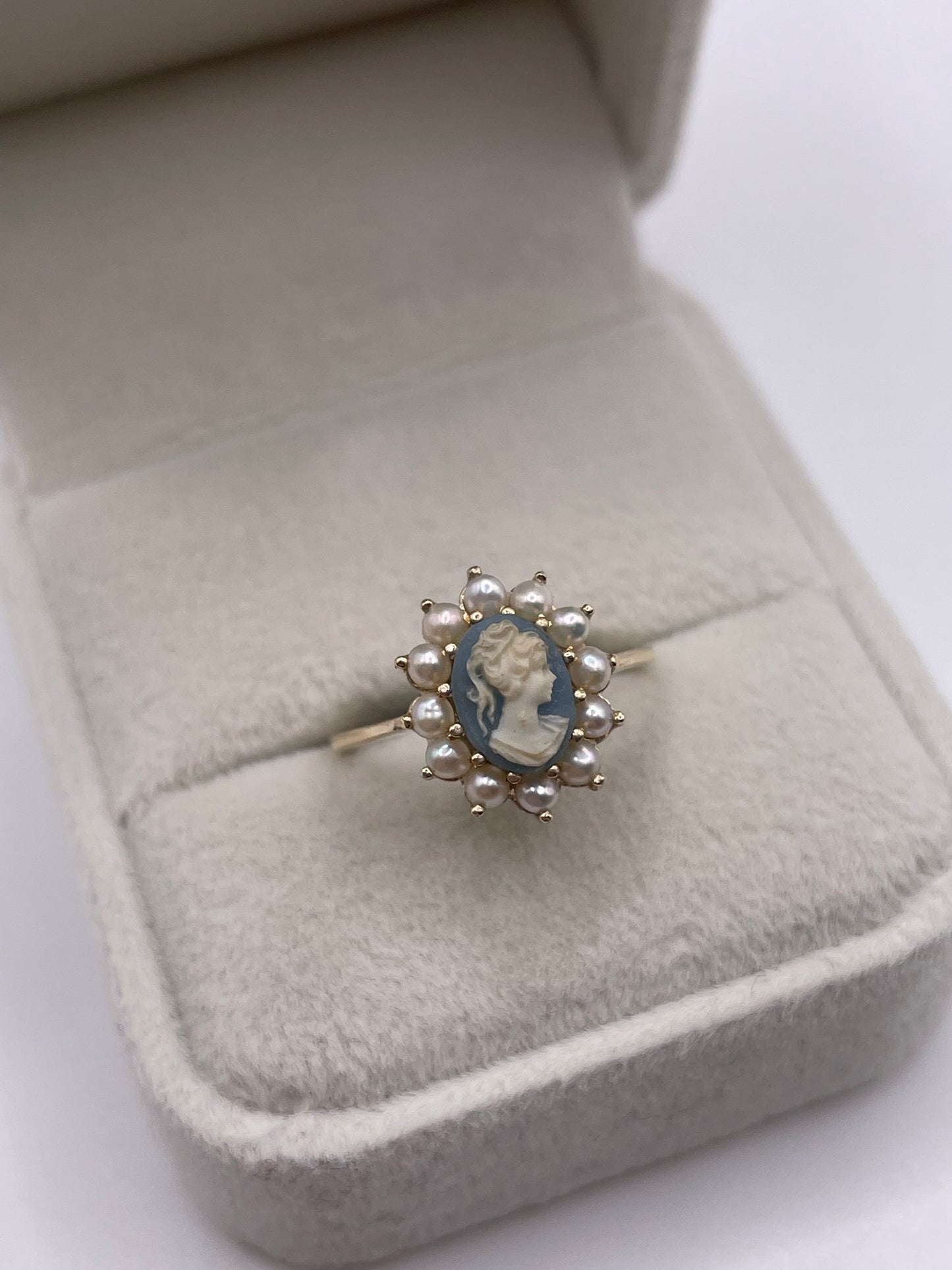 9ct gold Wedgwood cameo and pearl ring