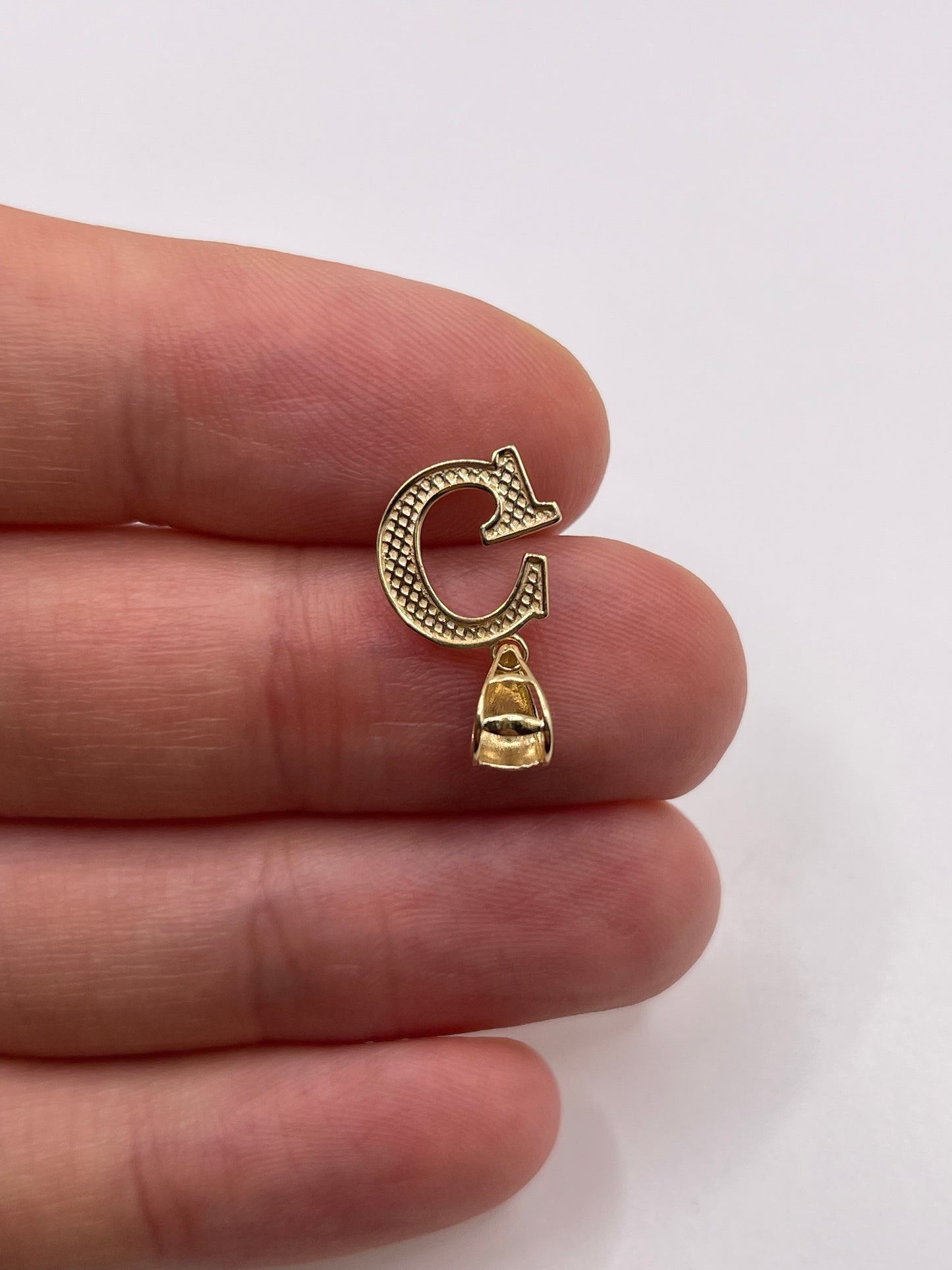 9ct gold initial G pendant
