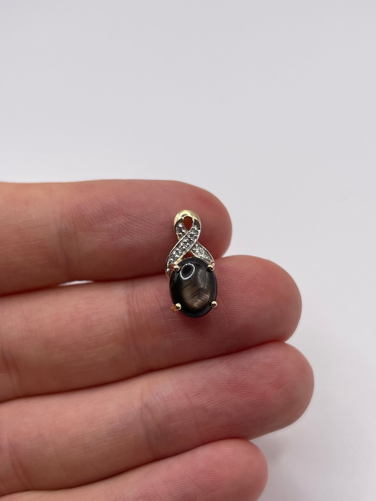 9ct gold star sapphire and diamond pendant