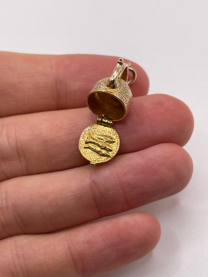 9ct gold kettle of fish charm