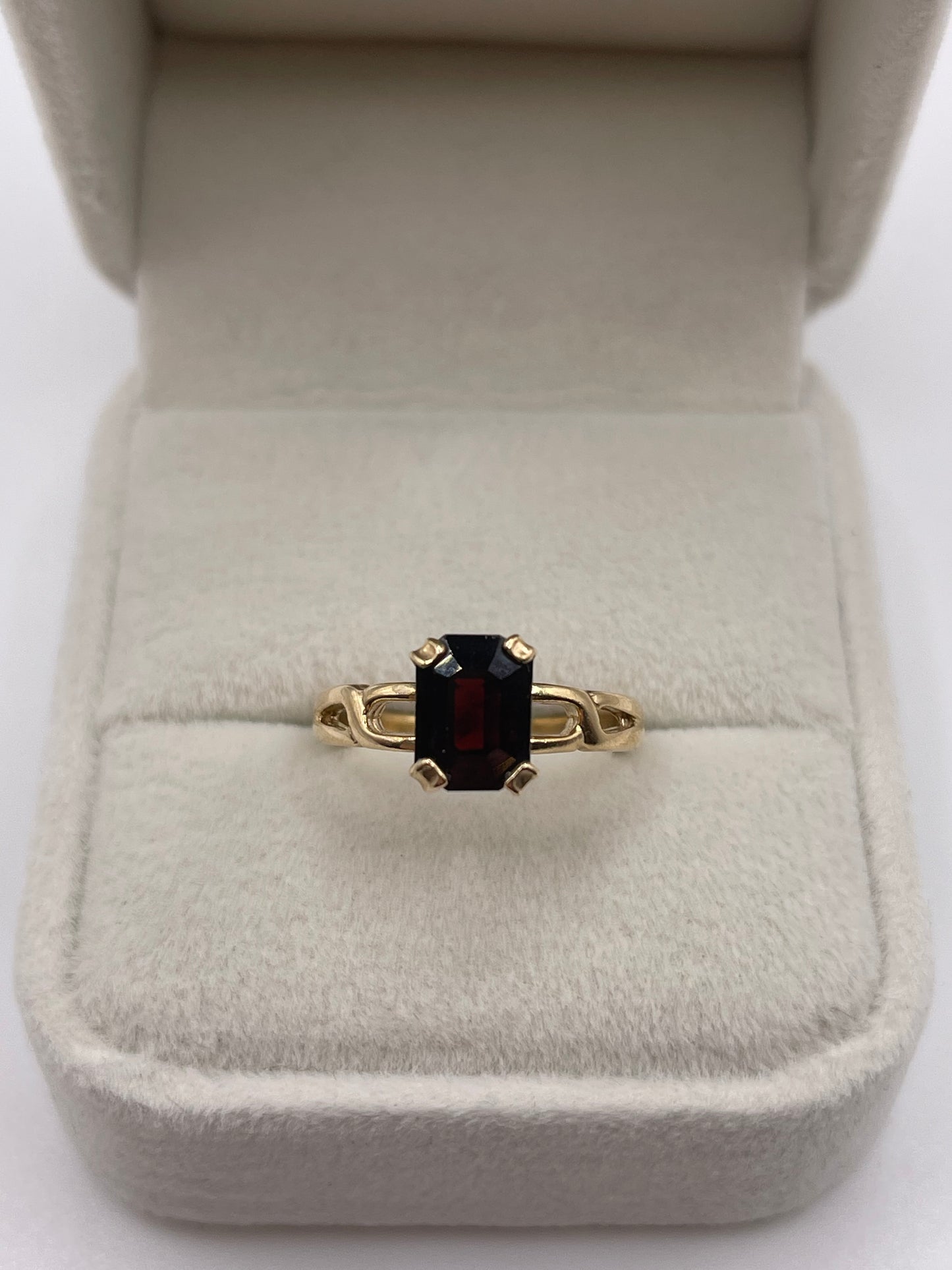9ct gold garnet ring