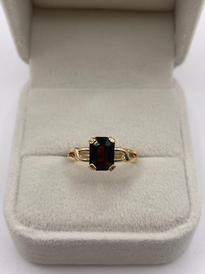 9ct gold garnet ring