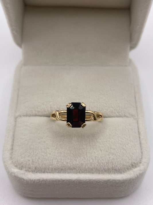 9ct gold garnet ring