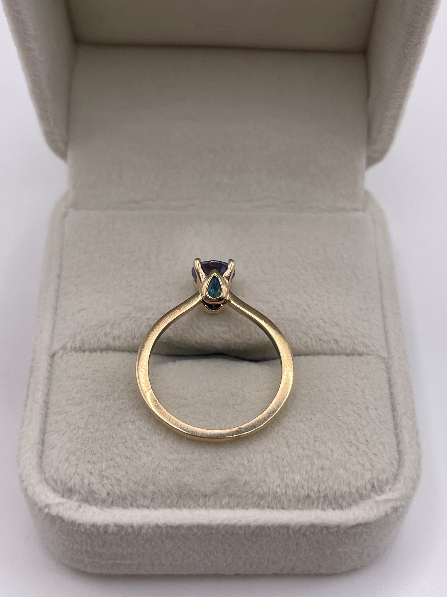9ct gold tanzanite and emerald ring