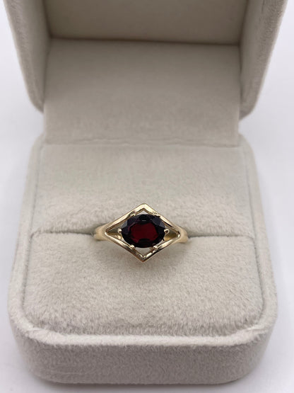 9ct gold garnet ring