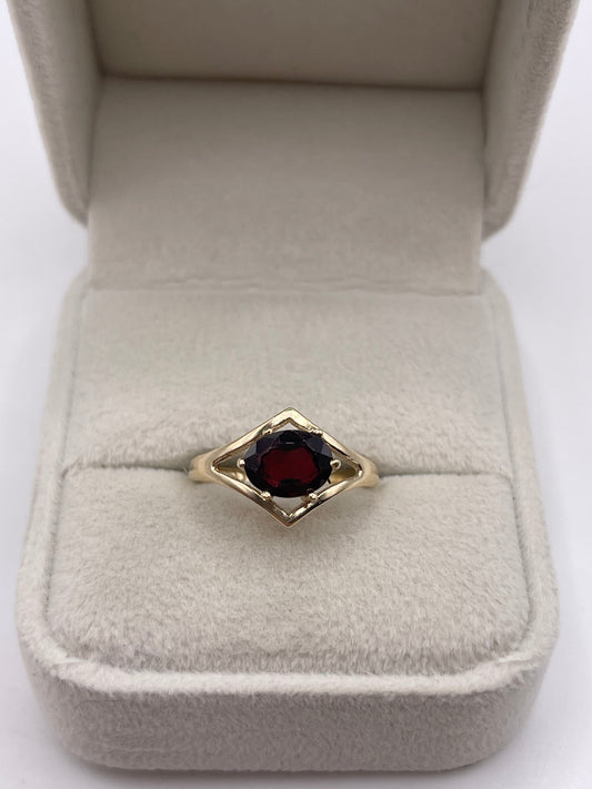 9ct gold garnet ring