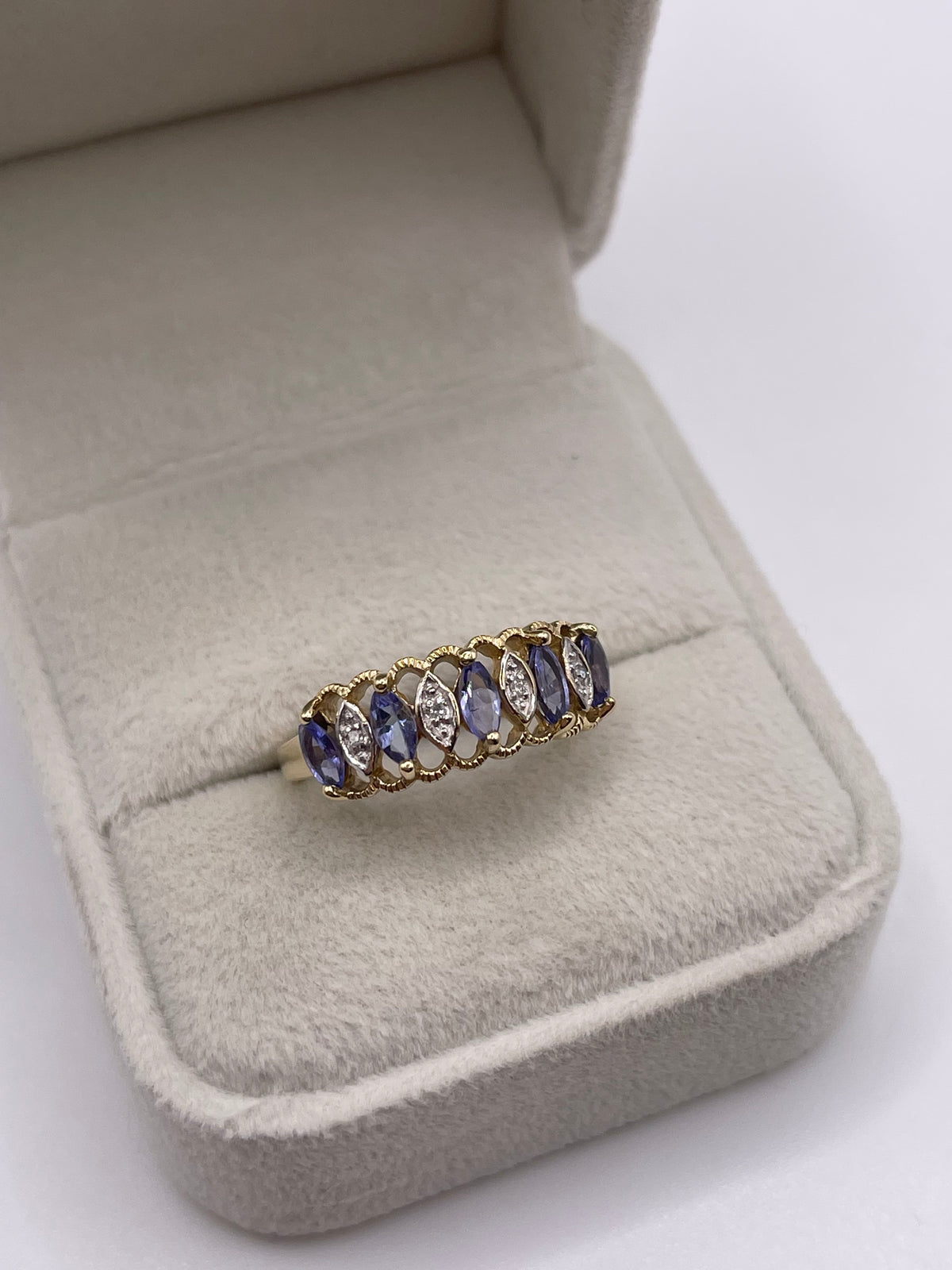9ct gold tanzanite and diamond ring