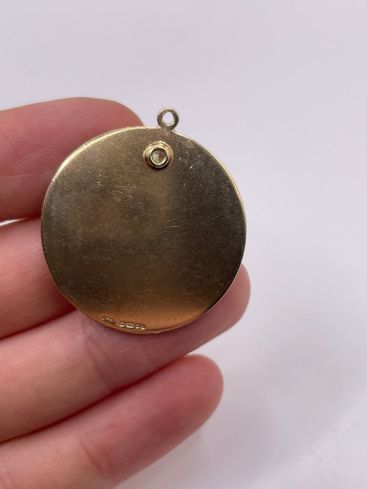 Heavy 9ct gold peridot Leo pendant