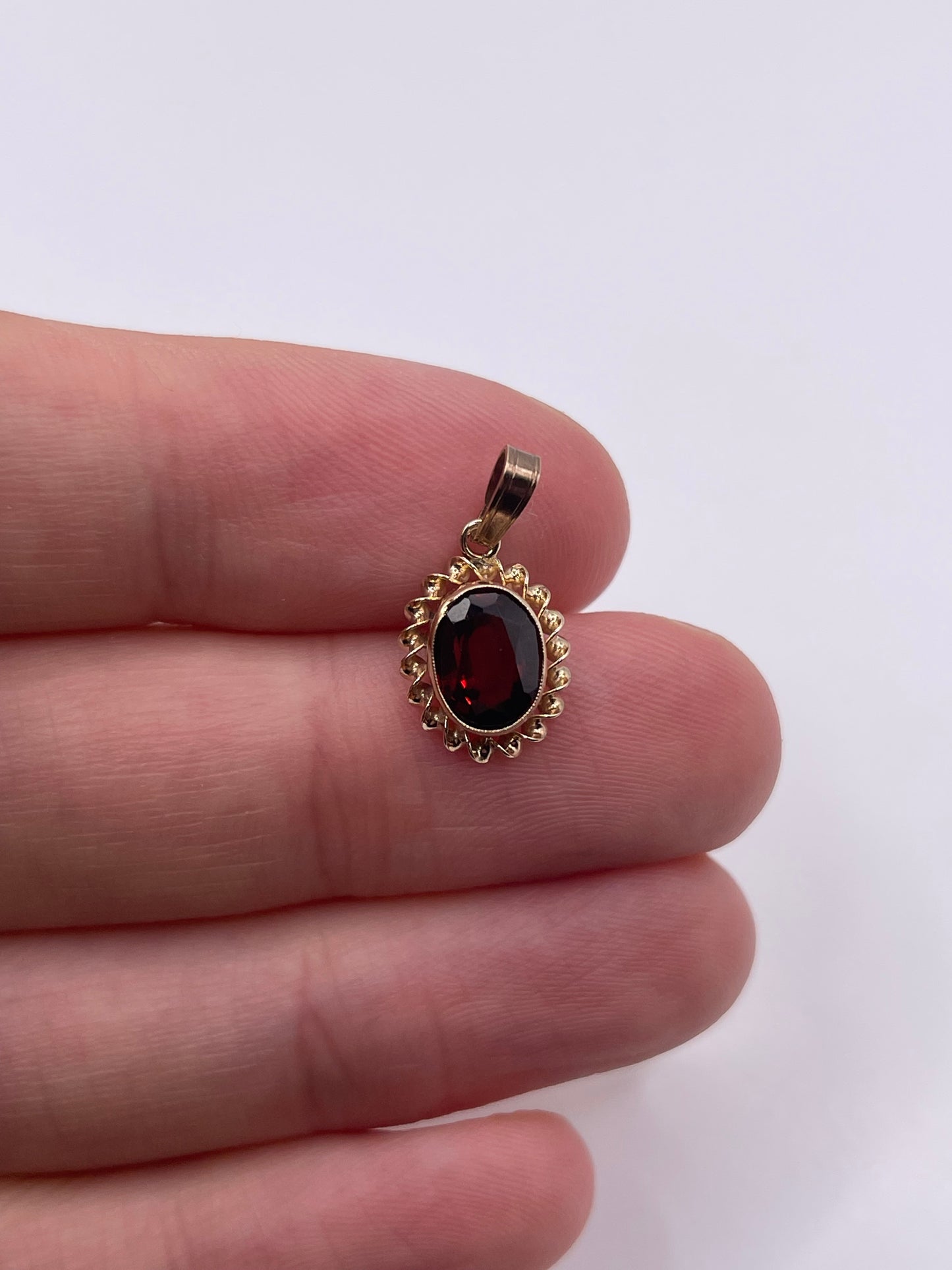 9ct gold garnet pendant