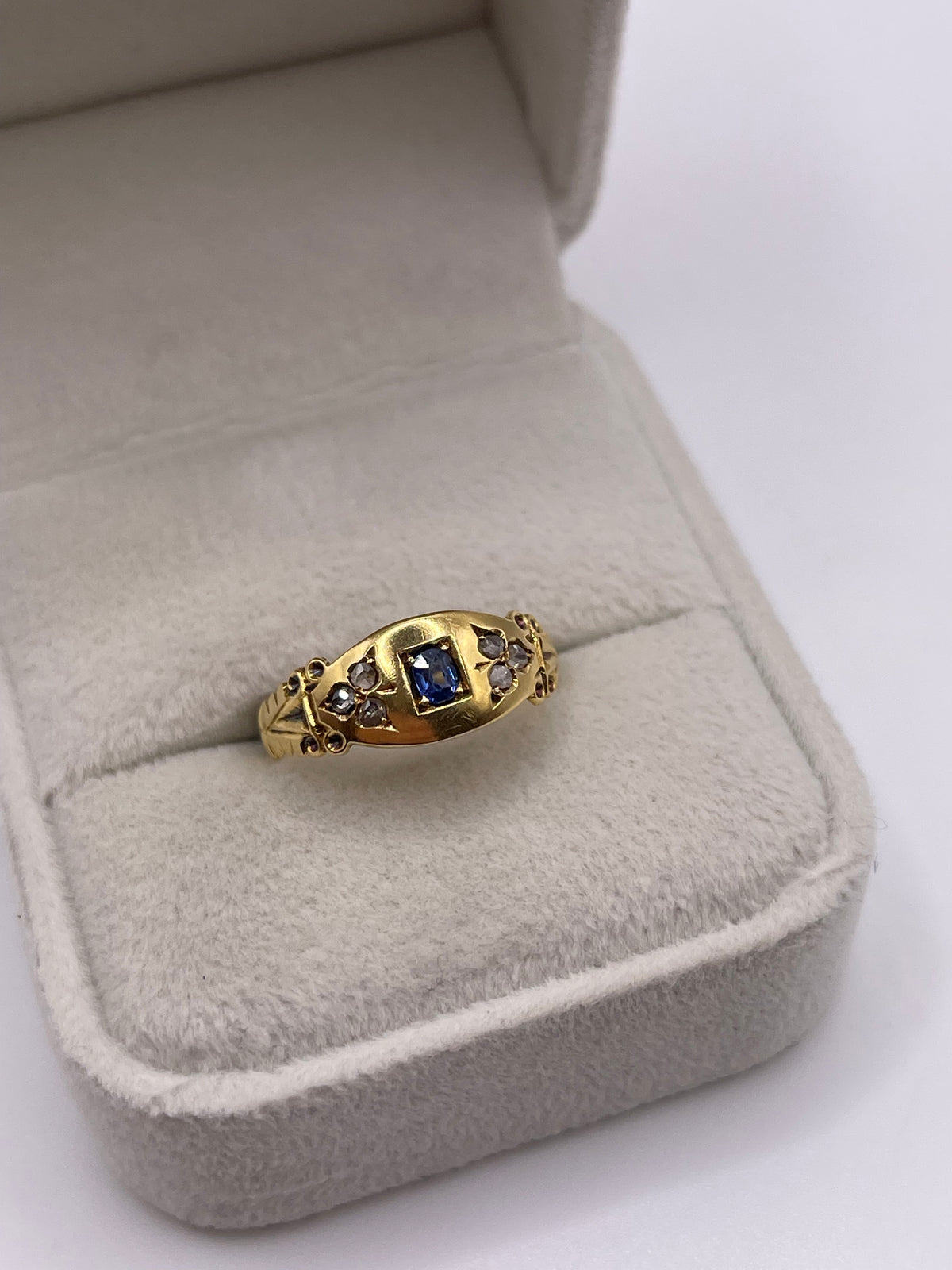 Antique 18ct gold sapphire and diamond ring