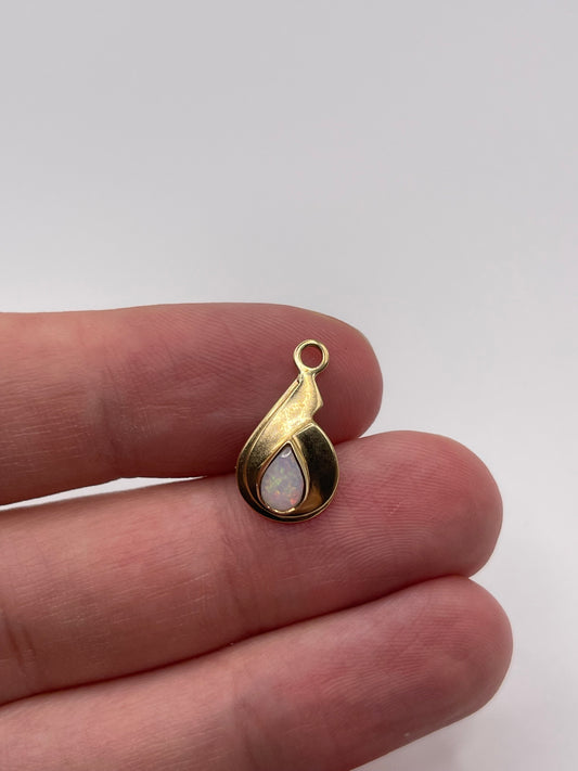 9ct gold opal pendant