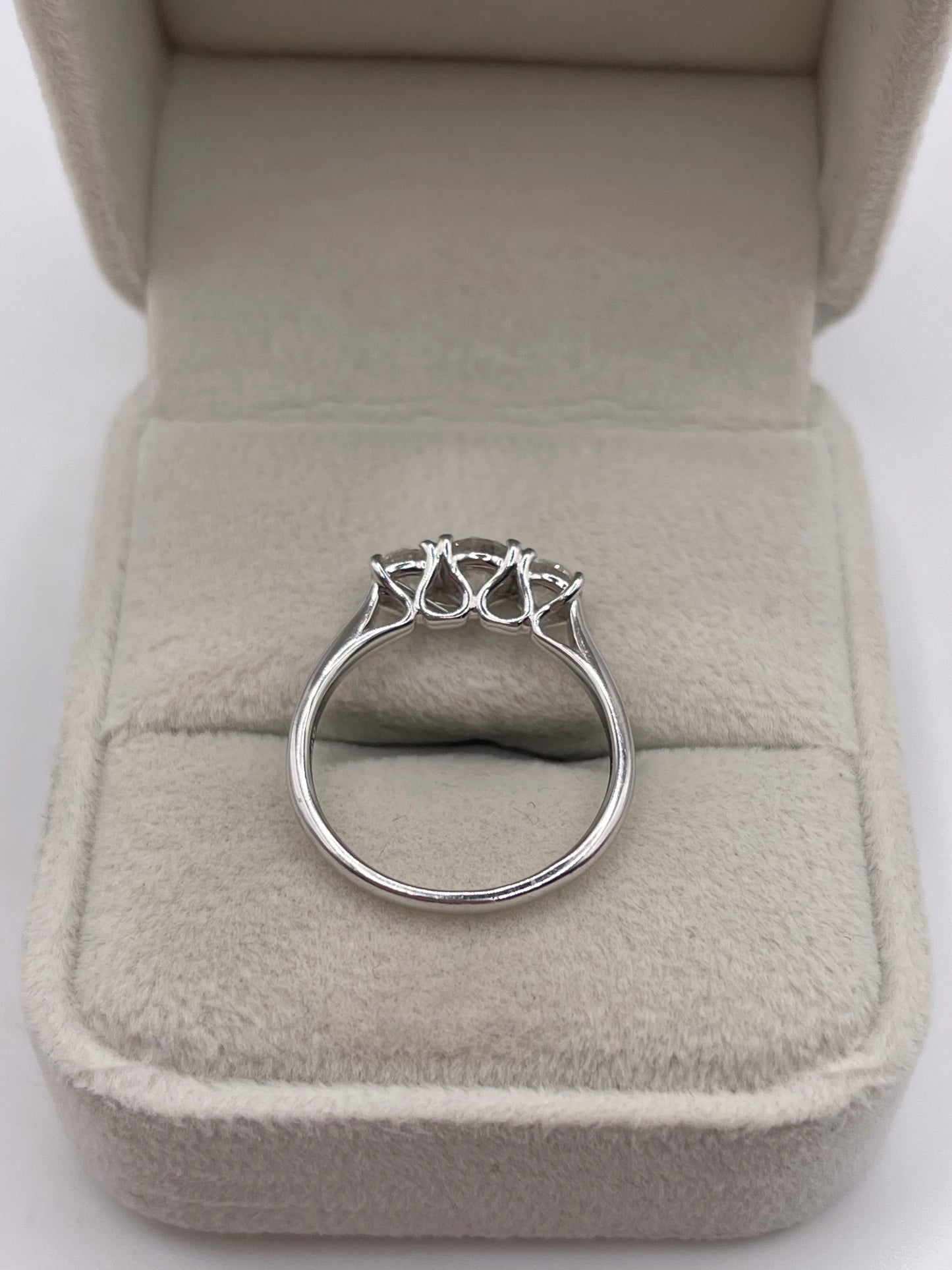 18ct white gold 1ct diamond ring