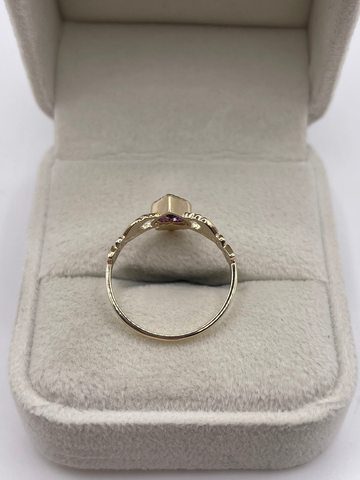 9ct gold amethyst claddagh ring