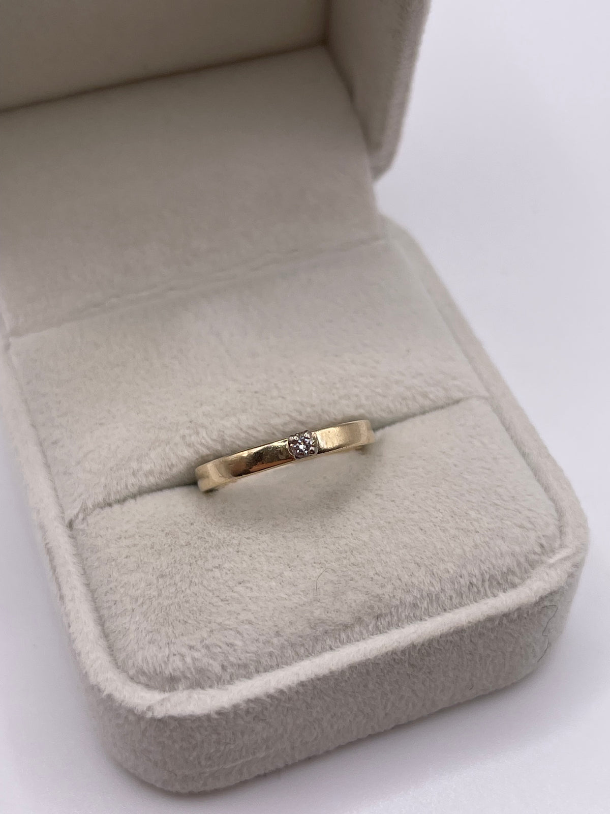 9ct gold diamond ring