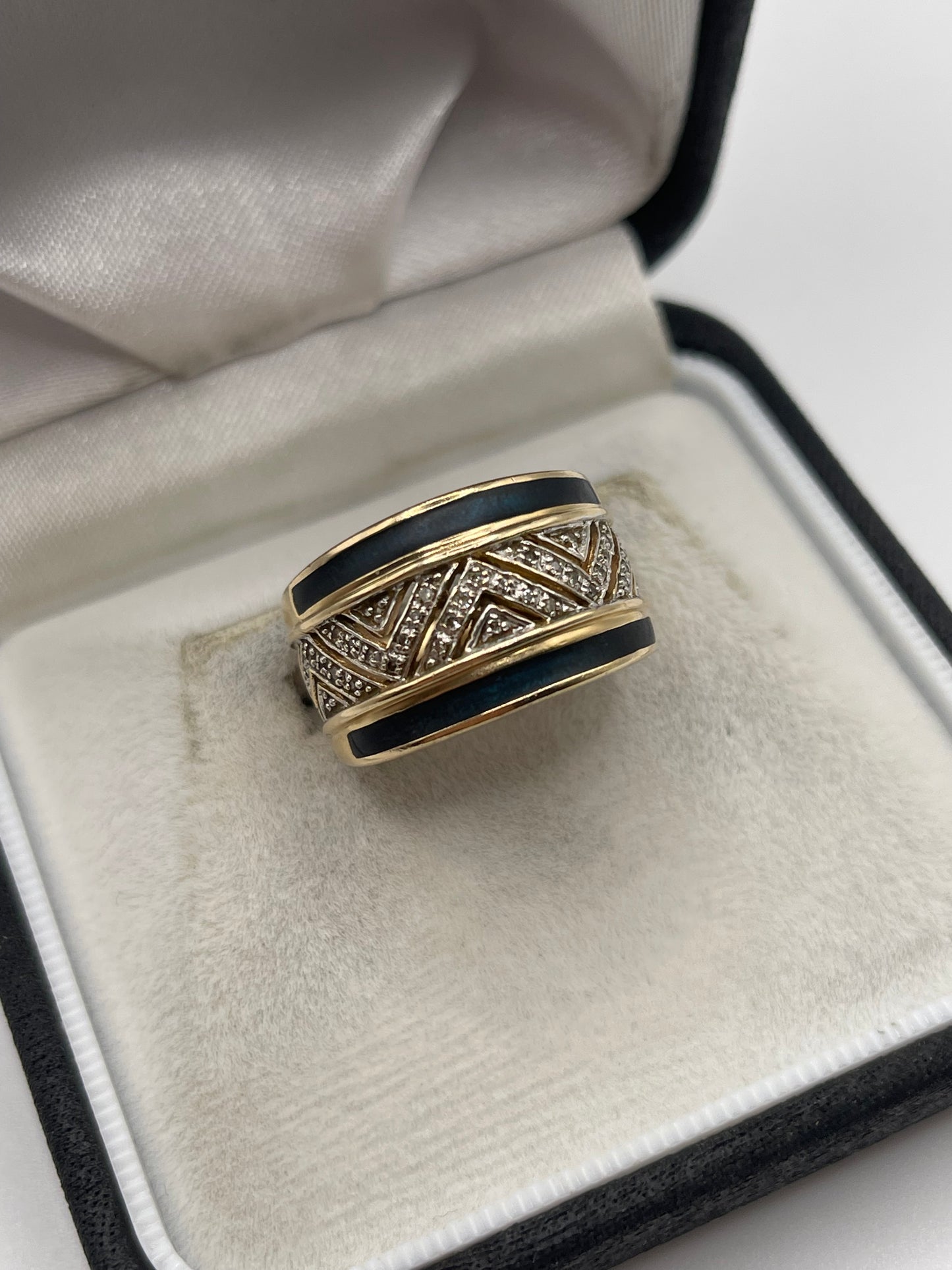9ct gold enamel and diamond ring