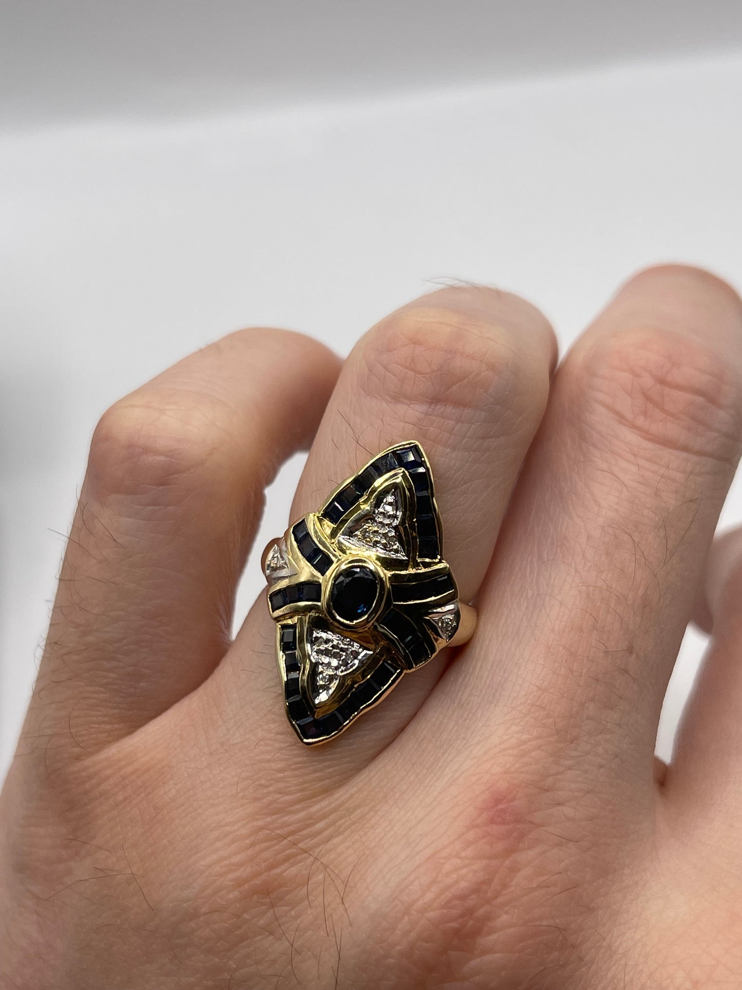 18ct gold sapphire and diamond ring