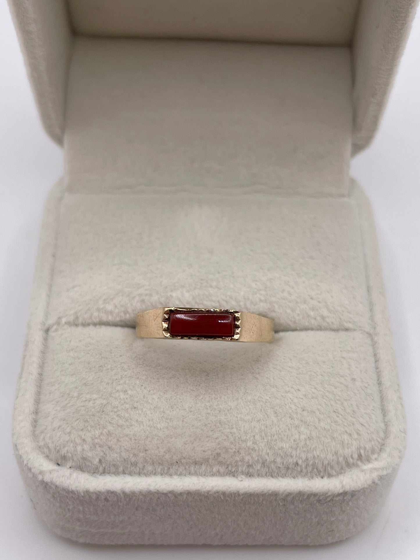 9ct gold carnelian ring