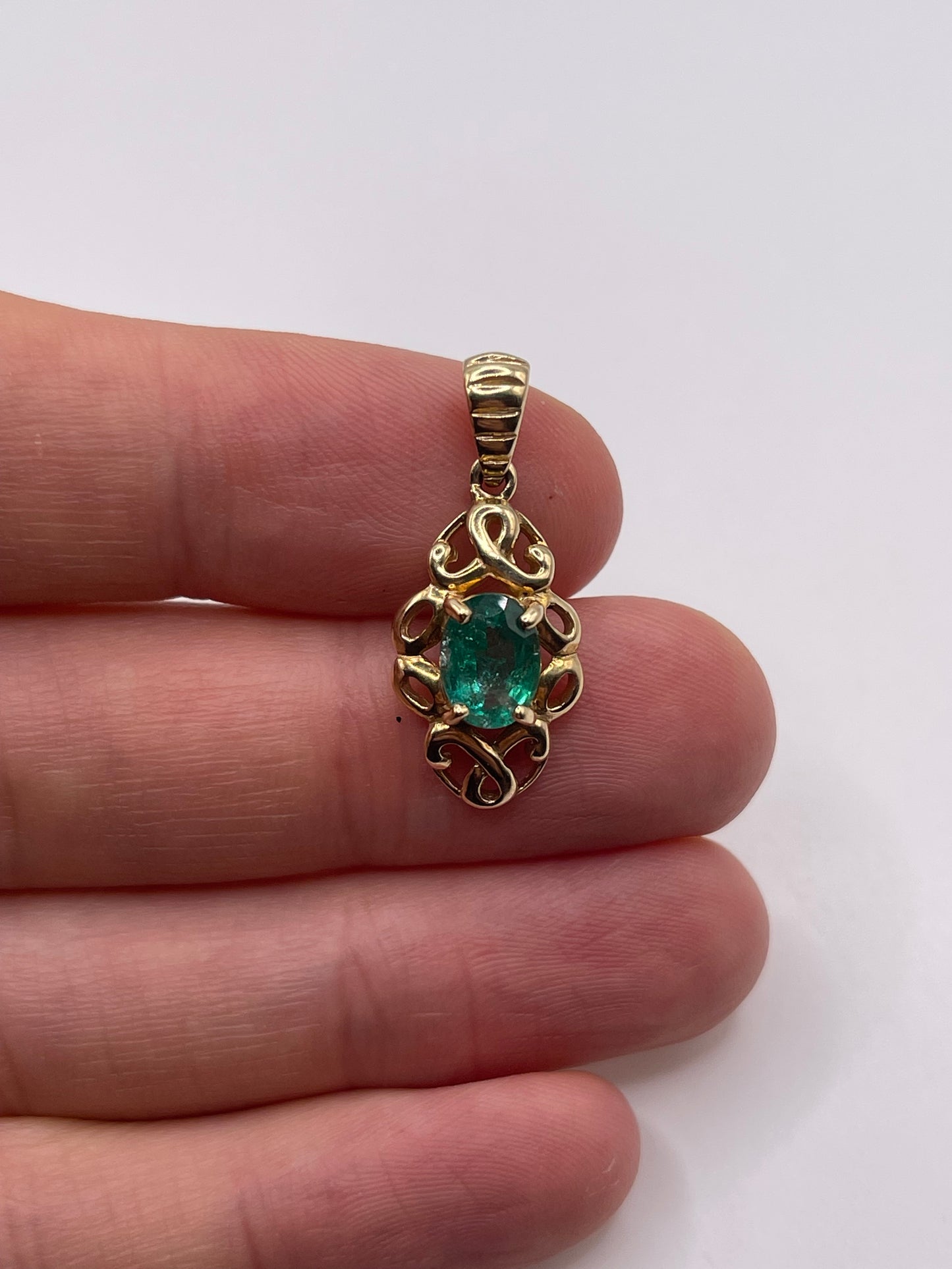 9ct gold emerald pendant