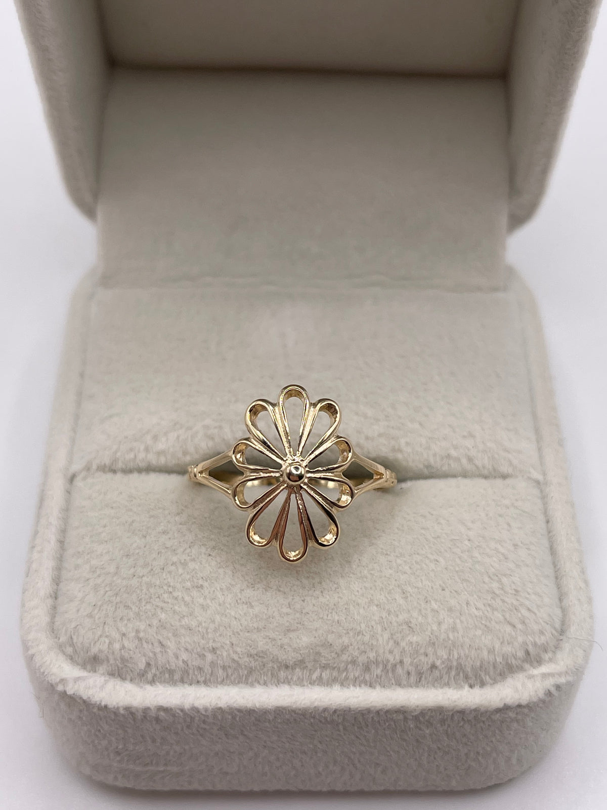 9ct gold flower ring
