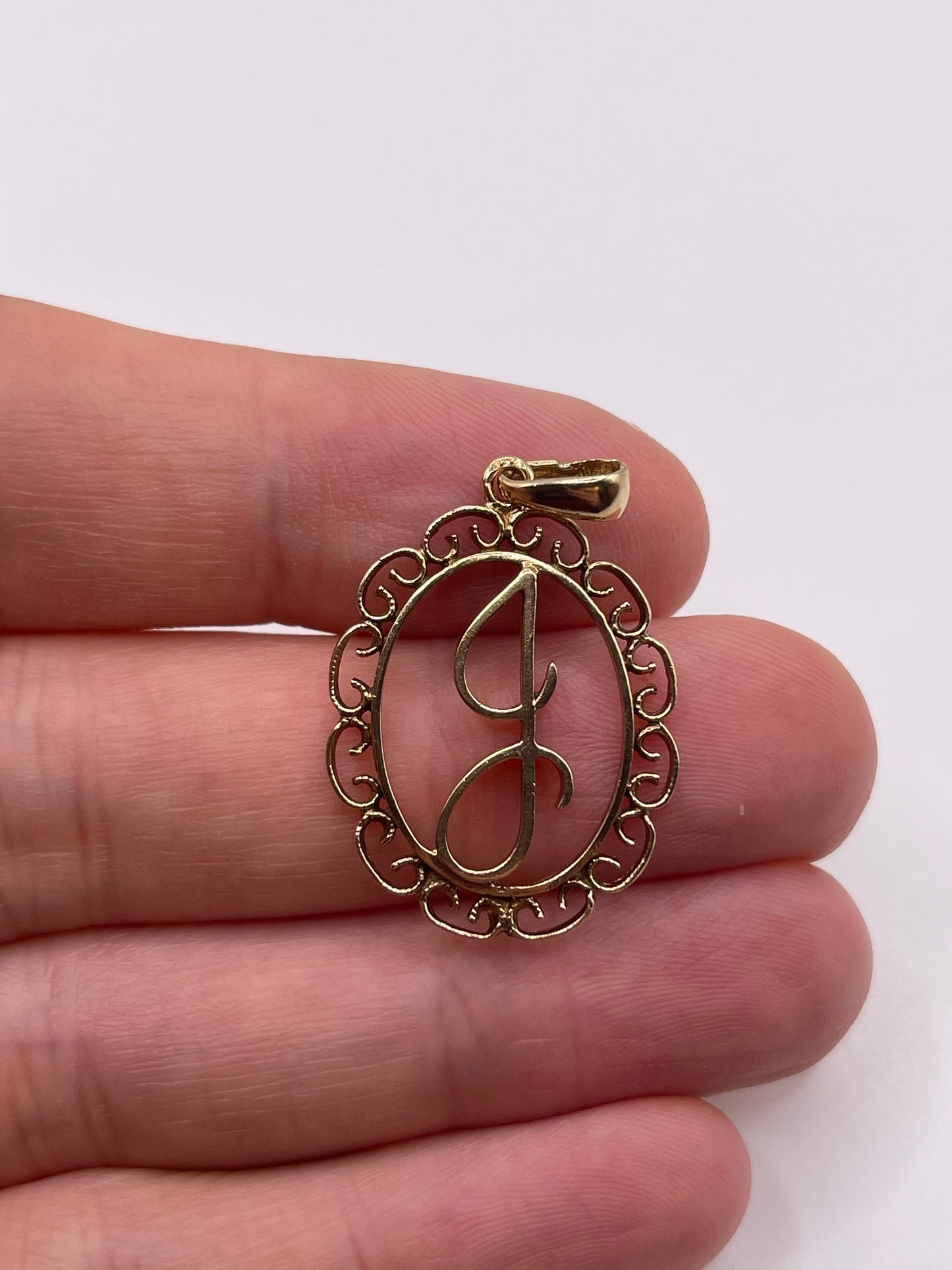 9ct gold initial pendant