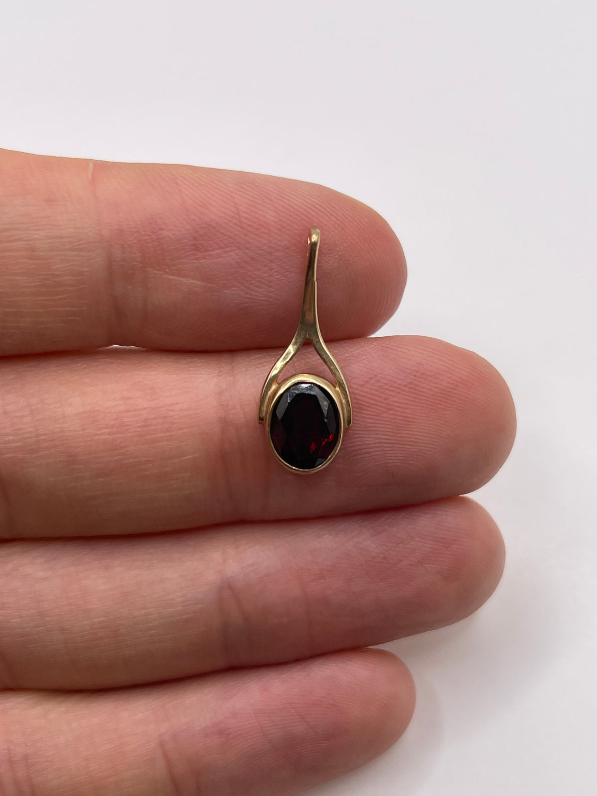 9ct gold garnet pendant