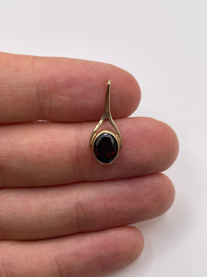 9ct gold garnet pendant
