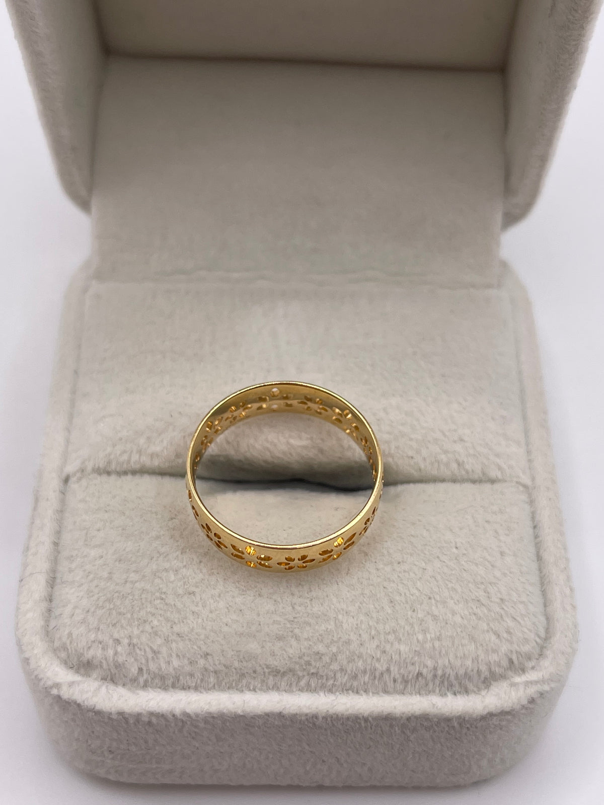 18ct gold flower ring