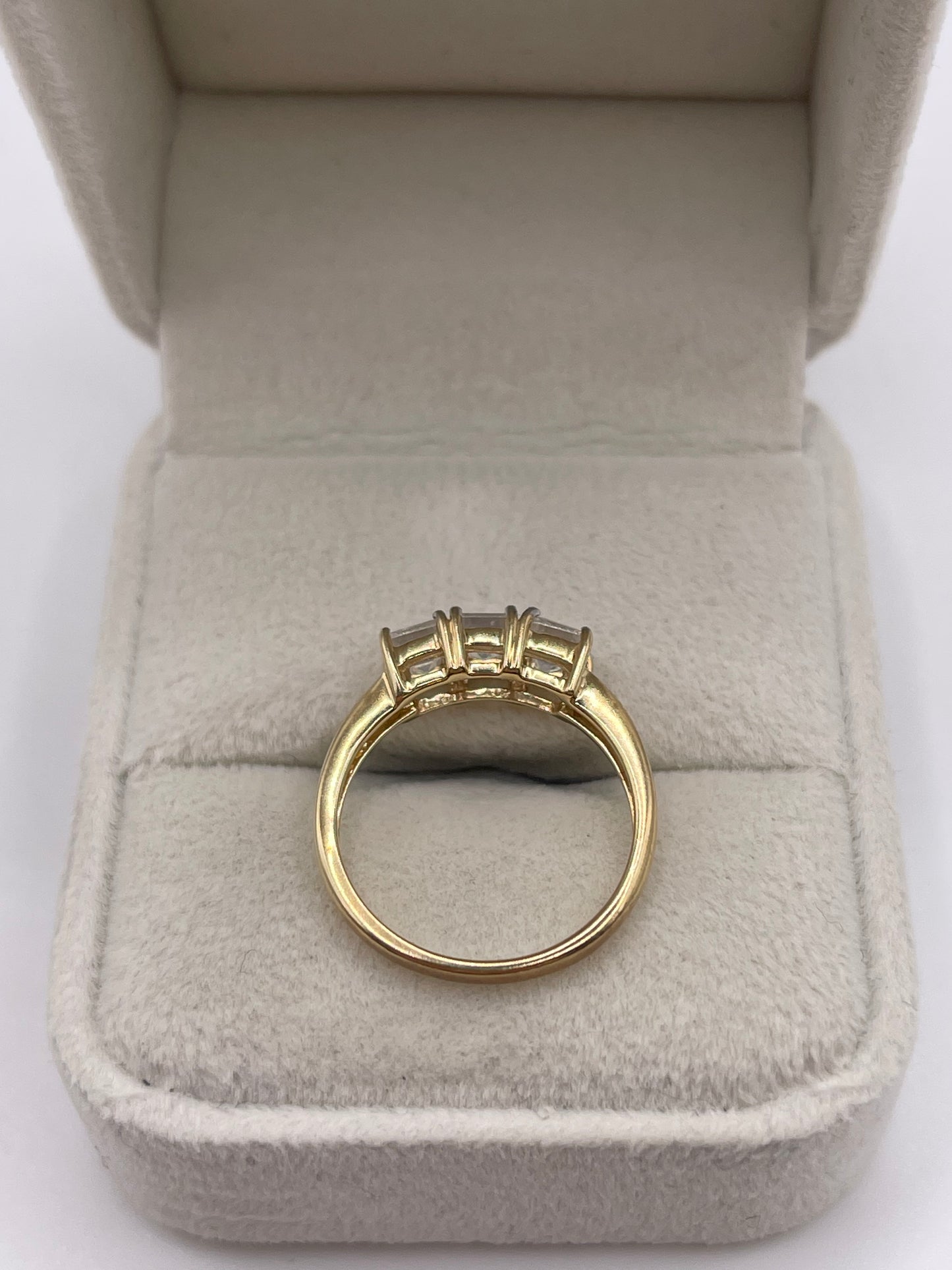 9ct gold rainbow moonstone ring