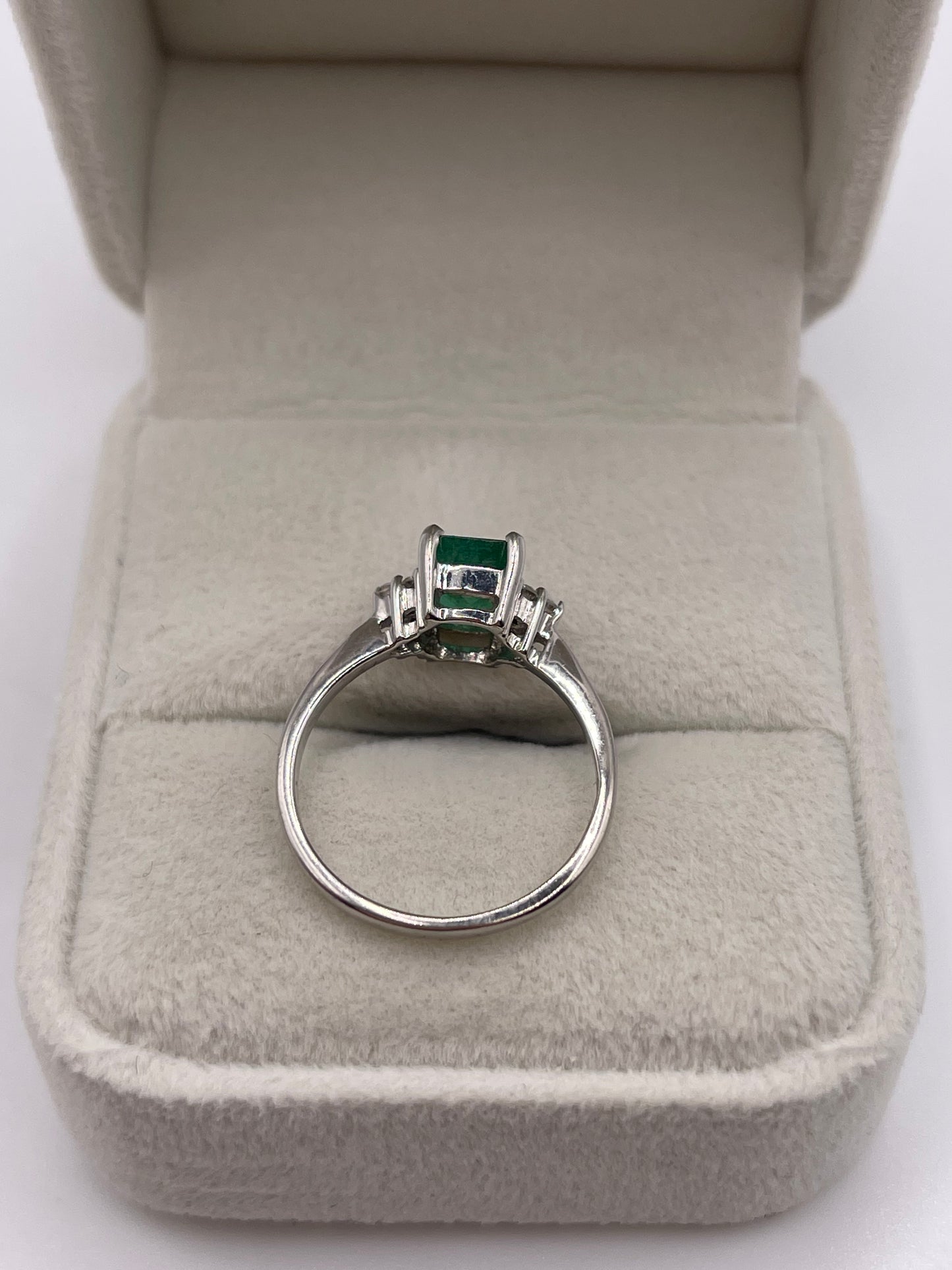 9ct white gold emerald and diamond ring