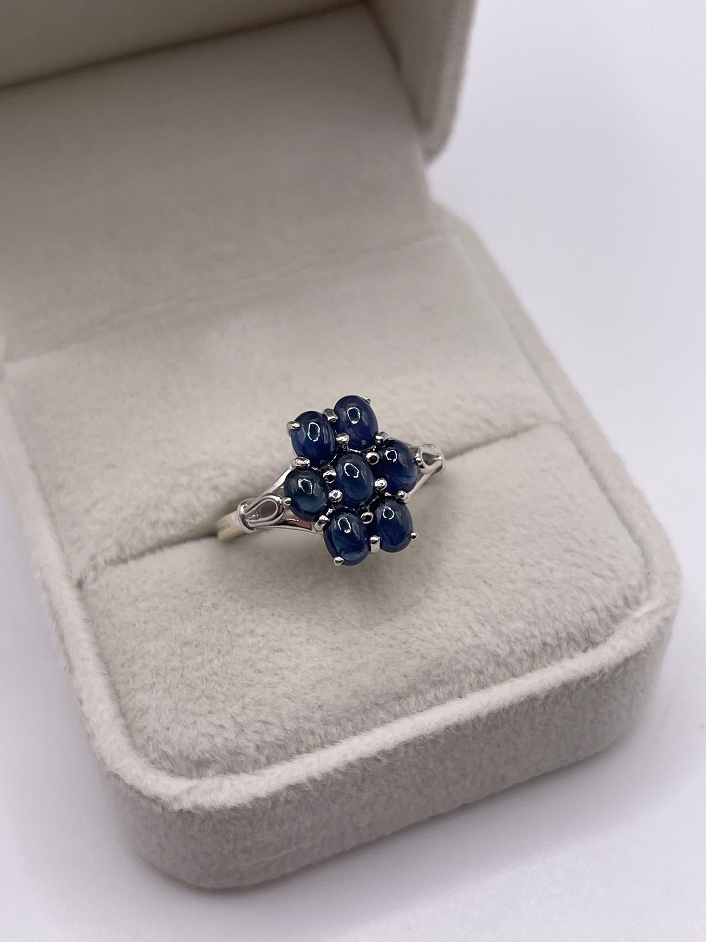 9ct white gold cabochon sapphire ring