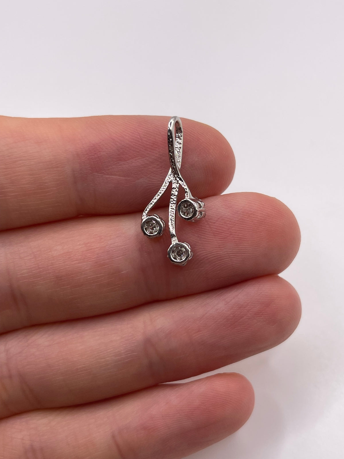 9ct white gold diamond pendant
