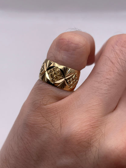 9ct gold patterned band