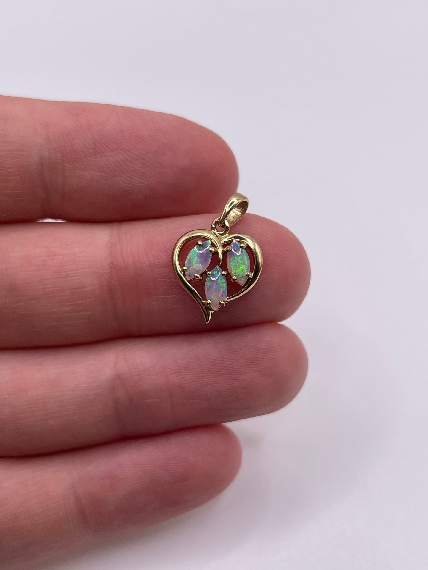 9ct gold opal pendant