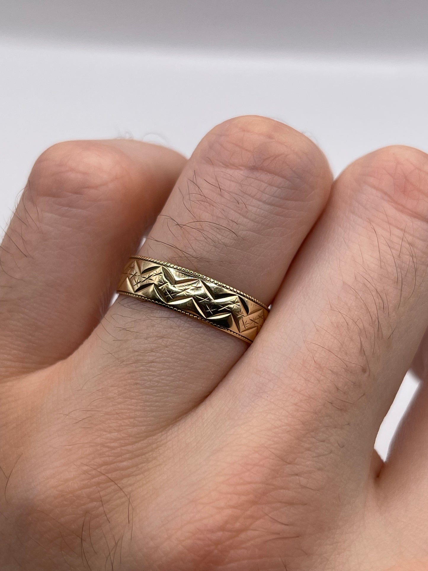 9ct gold patterned band