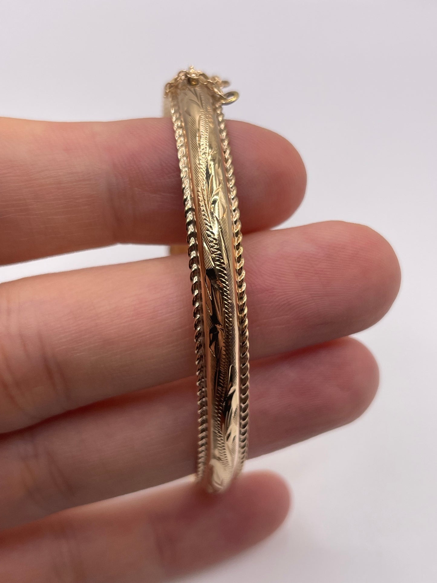 9ct gold bangle