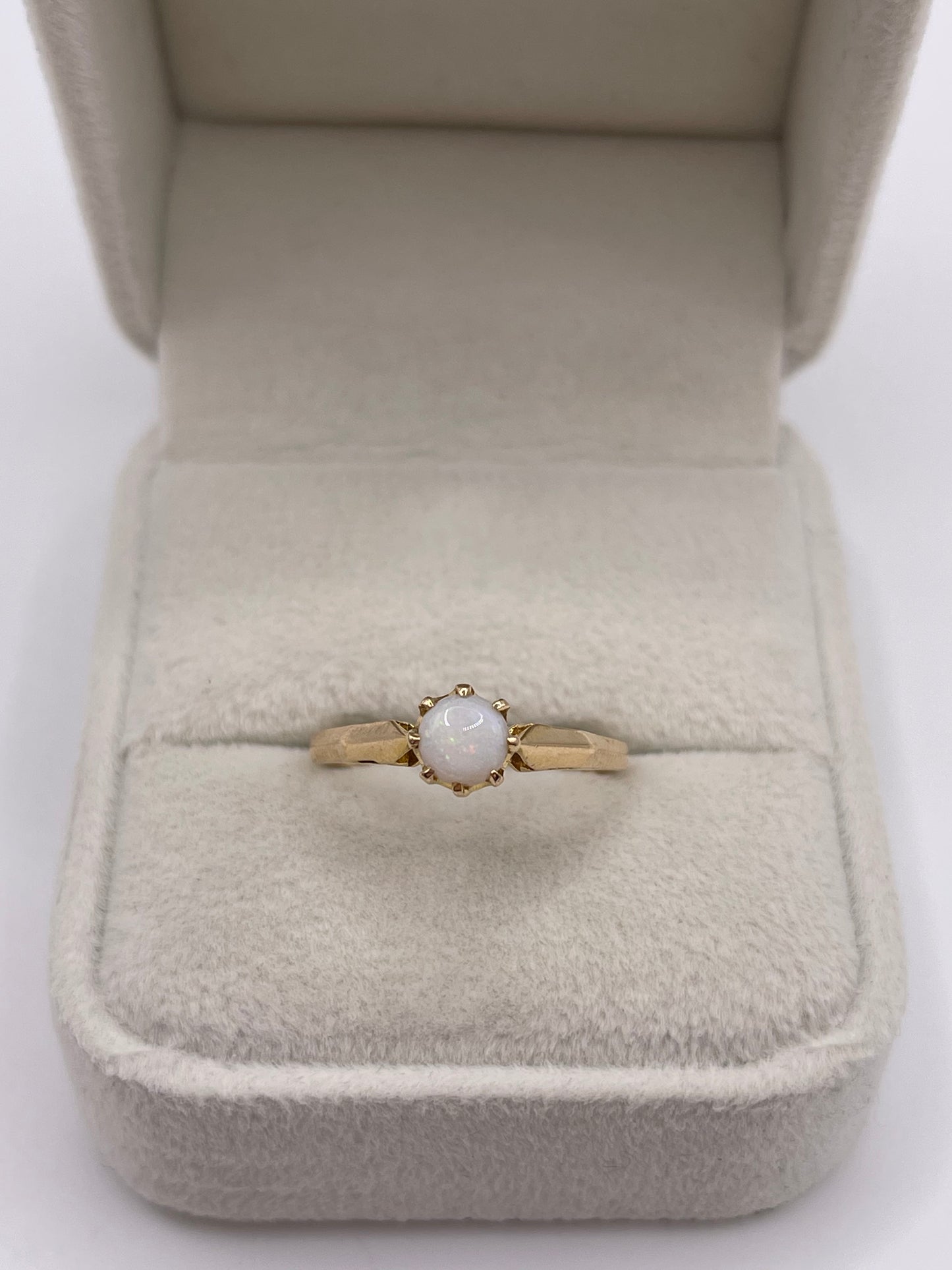 9ct gold opal ring