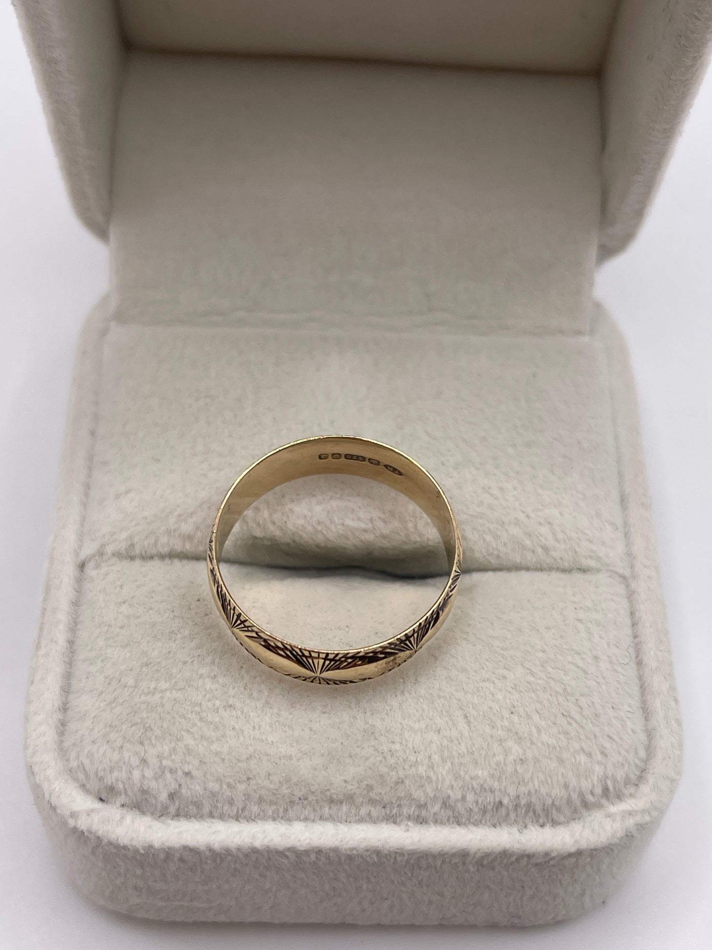 9ct gold patterned band