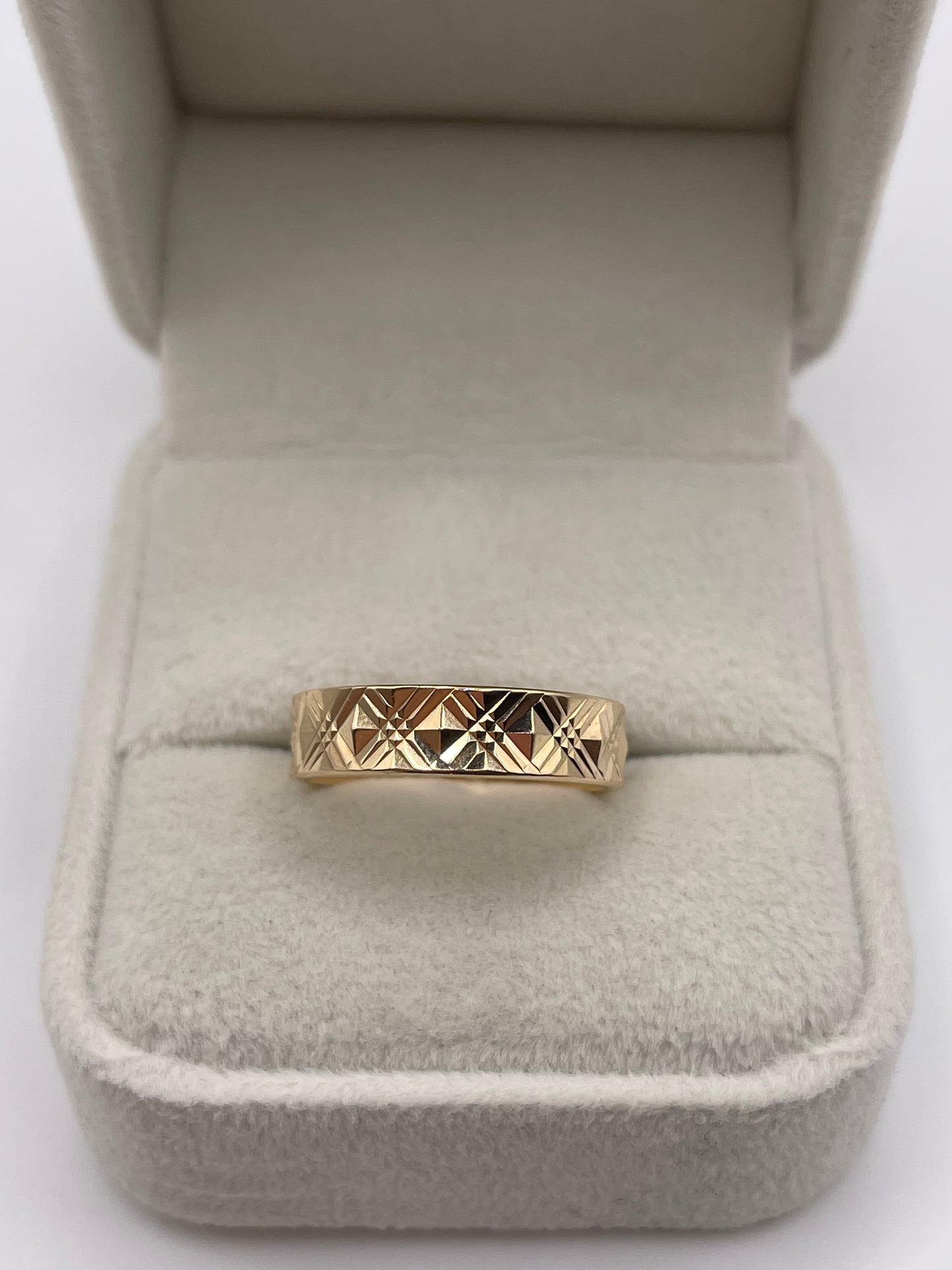 9ct gold patterned band