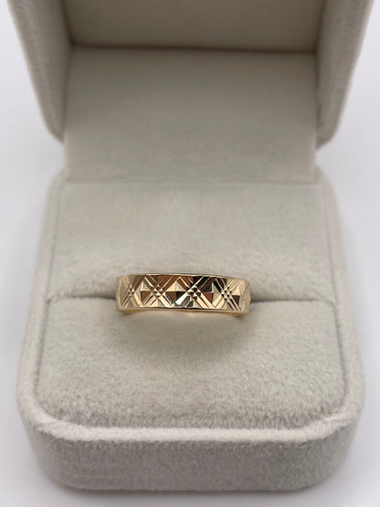 9ct gold patterned band