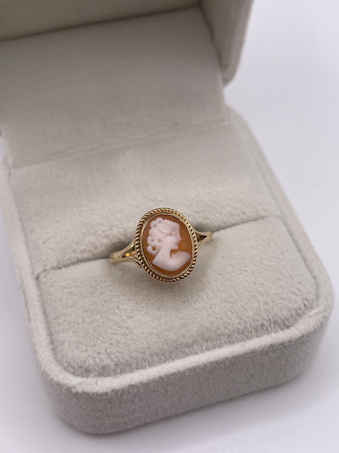 9ct gold cameo ring