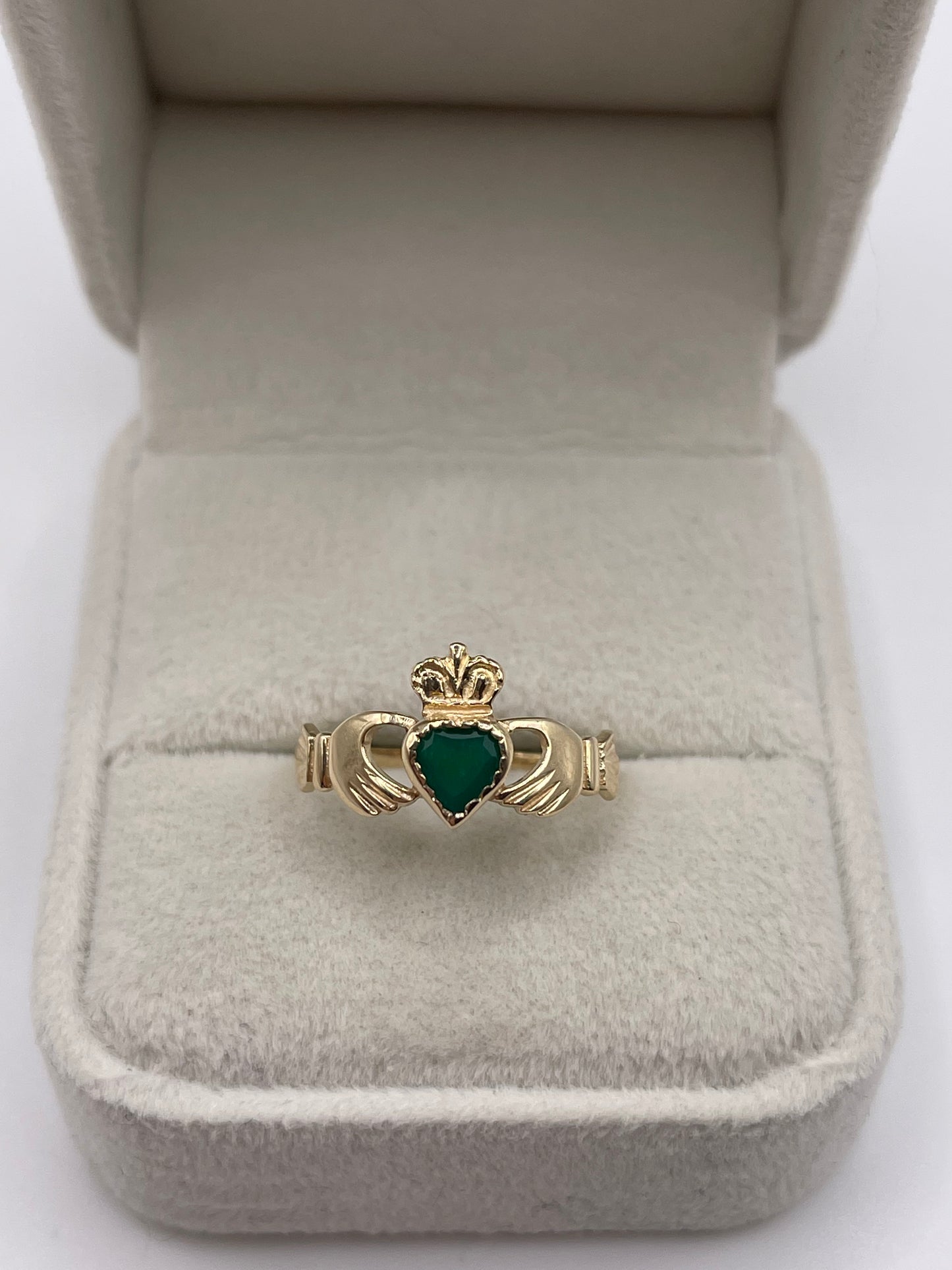 9ct gold green agate claddagh ring
