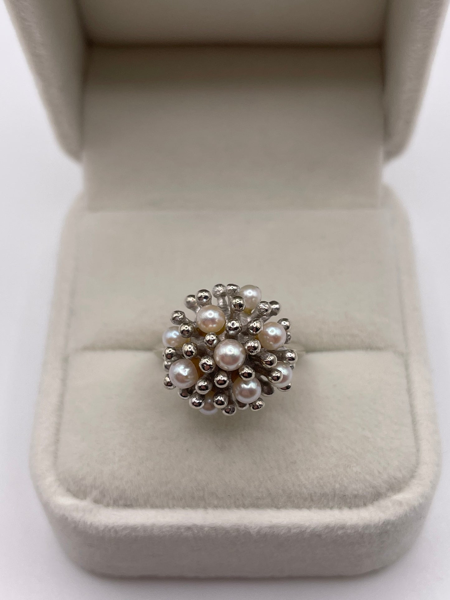 Heavy 9ct white gold pearl ring