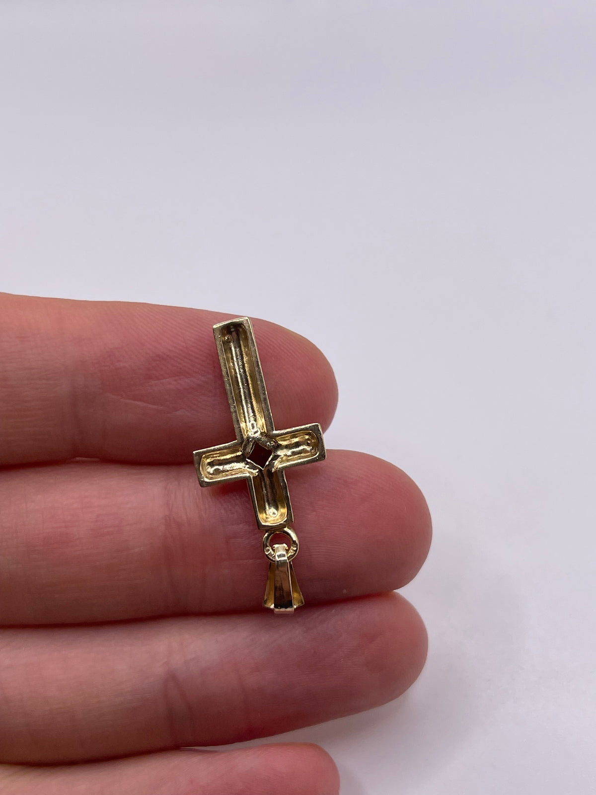 9ct gold garnet cross pendant